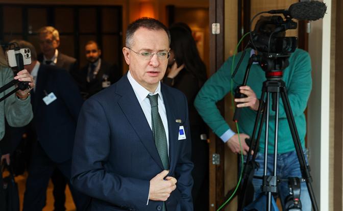 На фото: глава делегации РФ, помощник президента Владимир Мединский после пресс-подхода в гостинице Inter Continental по итогам второго дня переговоров по Украине.