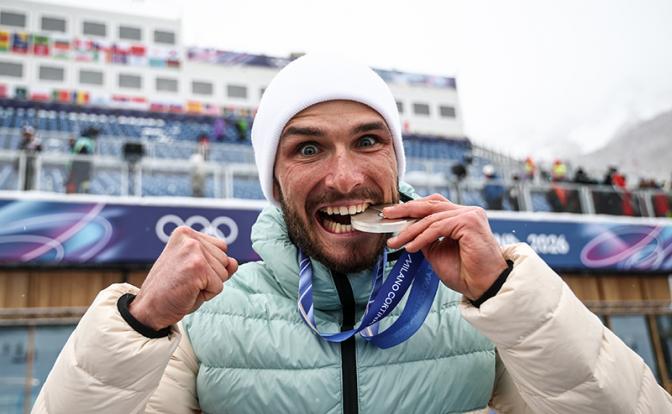 На фото: Никита Филиппов (Россия) (серебро) во время церемонии награждения.