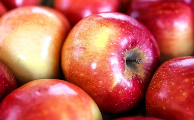 Яблоки - на первом месте: Врач назвал коварную еду