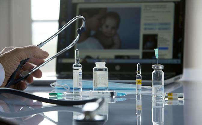 Пока власть оптимизирует медицину, россияне нашли себе доктора, который никогда никому не отказывает