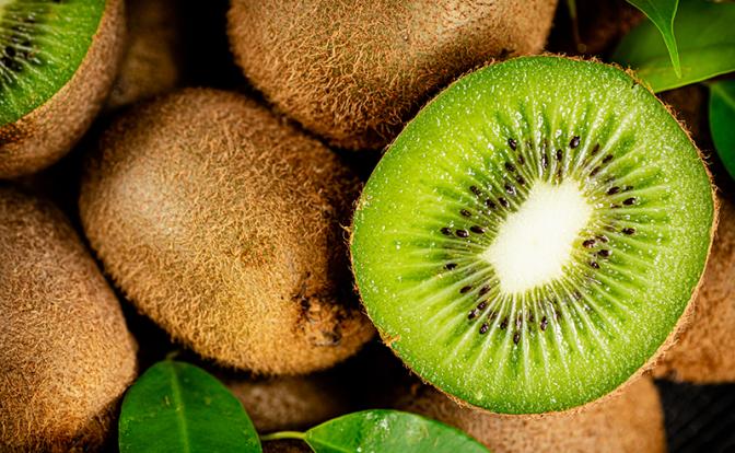 Биолог предупредил о рисках употребления киви с кожурой