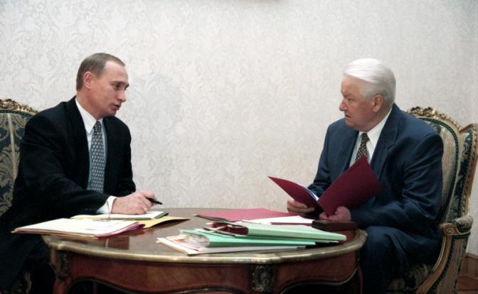 На фото (справа налево): президент России Борис Ельцин и директор ФСБ Владимир Путин во время переговоров, 1998 год.