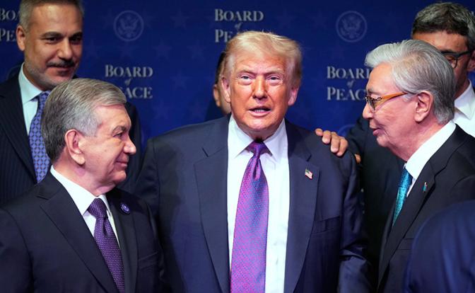 На фото: президент США Дональд Трамп беседует с мировыми лидерами по прибытии на заседание Совета мира в Институте мира США в Вашингтоне.