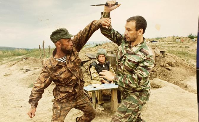 На фото: Владимир Филичкин (справа) в рукопашном бою.