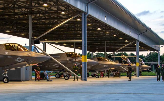 На фото: американские истребители F-35 на авиабазе Королевских ВВС Мархам, расположенной недалеко от деревни Мархэм в графстве Норфолк, Восточная Англия, находившиеся там с 2020 года..