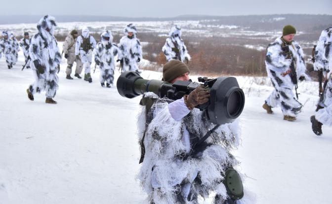 На фото: украинские военные отрабатывают применение британских противотанковых ракетных комплексов NLAW.