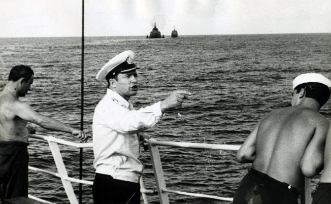 На фото: командир корабля «Крым» капитан 1 ранга И.Бочарин (в центре) руководит работами на судне.