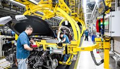 Революция в китайском образовании: почему студенты вместо вузов выбирают рабочие станки