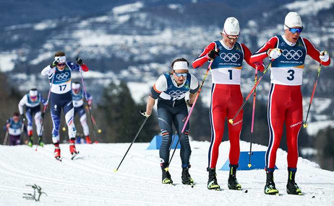 На фото: Виктор Ловера (Франция), Савелий Коростелев (Россия), Йоханнес Хесфлот Клебо (Норвегия) и Мартин Левстрем Нюэнгет (Норвегия) (слева направо) во время соревнований.
