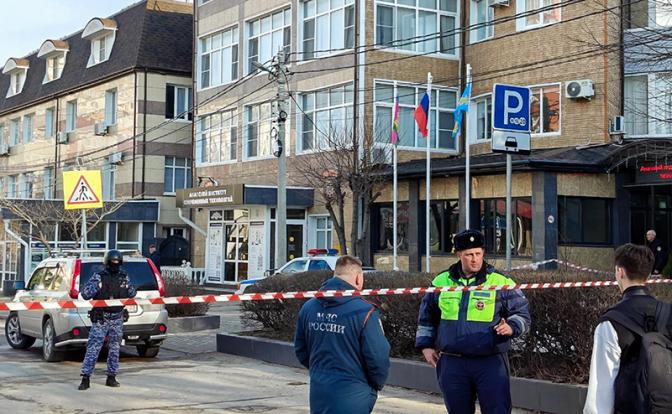 На фото: на месте стрельбы в техникуме в Анапе, 11.02.2026