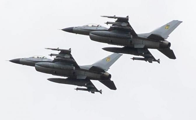 На фото: истребители F-16