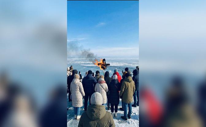 Чучело певца SHAMAN сожгли на Байкале после его поездки на озеро