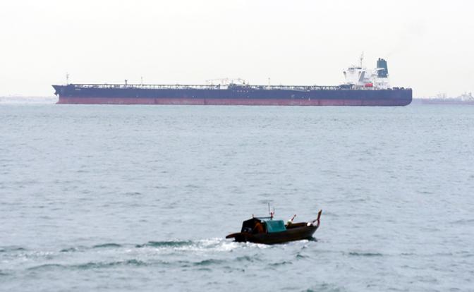 Российский танкер идет на Кубу? Трамп команду на абордаж кораблям ВМС США пока не дал