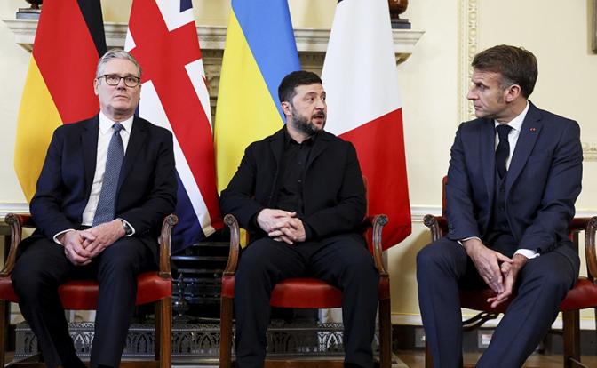 На фото: премьер-министр Великобритании Кир Стармер, президент Украины Владимир Зеленский и президент Франции Эмманюэль Макрон (слева направо).
