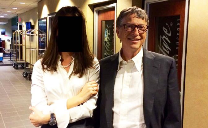На фото: основатель Microsoft Билл Гейтс и женщина, чье лицо скрыто