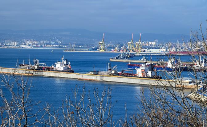 На фото: танкеры на загрузке у причала нефтеналивного терминала в порту Новороссийска.