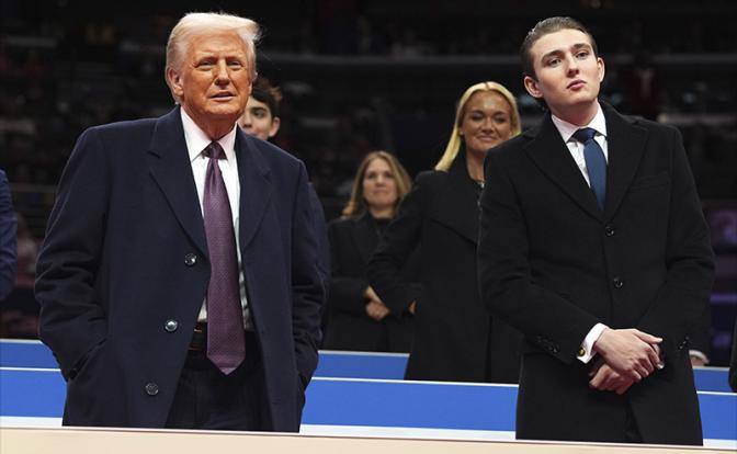 На фото: президент США Дональд Трамп и его сын Бэррон.