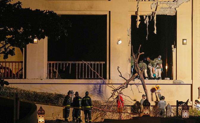 На фото: сотрудники службы безопасности и спасатели у входа в отель Fairmont The Palm после взрыва