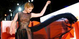 Лучшие фото за февраль: Падение набитого деньгами самолета, бразильский карнавал, «дело Эпштейна», звезды и кинопремьеры