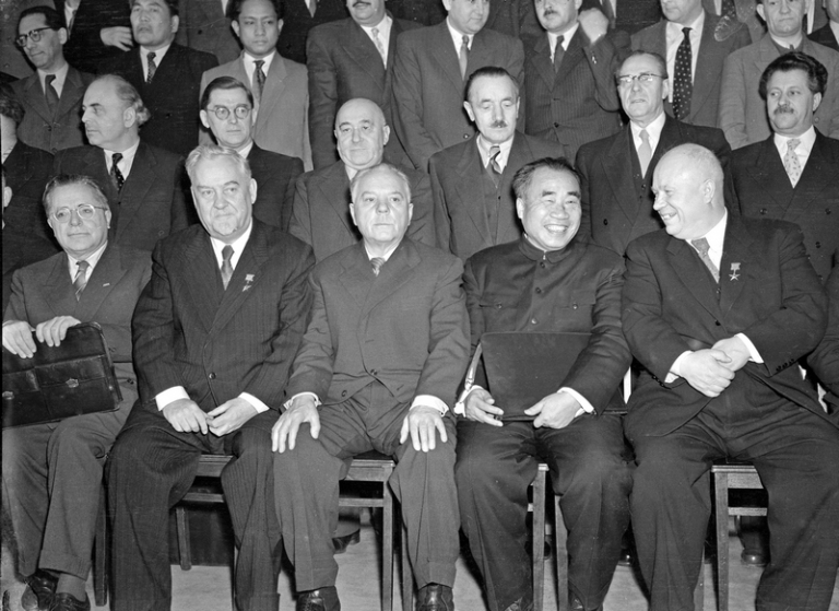 На фото: генеральный секретарь Итальянской коммунистической партии Пальмиро Тольятти, маршал Советского Союза, Председатель Совета министров СССР Николай Александрович Булгагин, маршал Советского Союза, Председатель Президиума Верховного Совета СССР Климент Ефремович Ворошилов, глава делегации Коммунистической партии Китая, маршал КНР, заместитель Председателя Китайской Народной Республики Чжу Дэ, первый секретарь Центрального Комитета Коммунистической партии Советского Союза Никита Сергеевич Хрущев (слева направо на первом плане), первый заместитель Председателя Совета министров Польской Народной республики Якуб Берман, Председатель Государственного совета ПНР Александр Завадский, глава делегации Венгерской партии трудящихся, первый секретарь Центрального комитета ВПТ Матьяш Ракоши, глава делегации Польской объединенной рабочей партии, первый секретарь Центрального Комитета ПОРП Болеслав Берут, Председатель Совета министров Германской Демократической Республики Отто Гротеволь и член делегации Болгарской коммунистической партии Антон Танев Югов (слева направо на втором плане) на церемонии совместного фотографирования участников и гостей XX съезда КПСС, 1956 год.