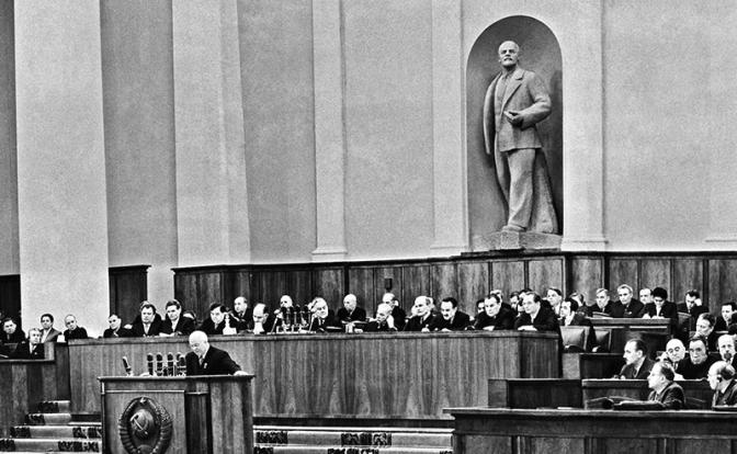 На фото: первый секретарь ЦК КПСС Никита Сергеевич Хрущев во время выступления на ХХ съезде Коммунистической партии Советского Союза в Кремле, 1956 год.