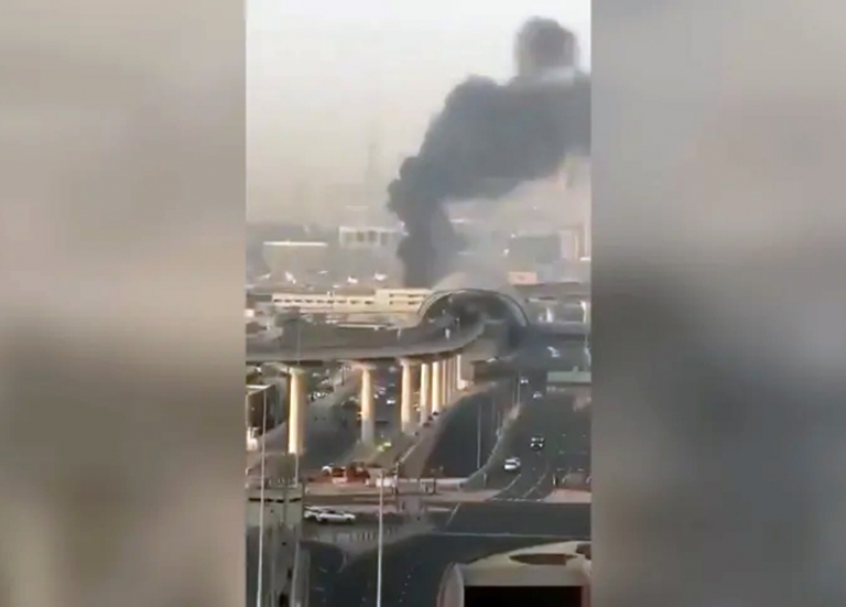 На фото: 1 марта 2026 года над международным аэропортом Дубая поднялось густое облако дыма.