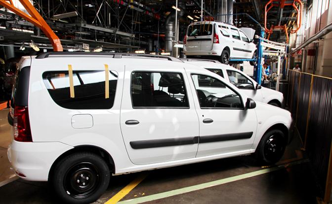 На фото: автомобиль Lada Largus