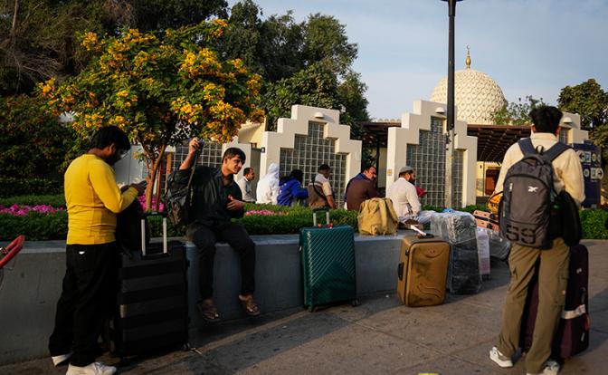 Застрявшим в Дубае из-за бомбардировок российским туристам на обед дали финики