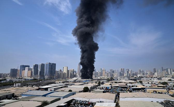 На фото: дым в Объединенных Арабских Эмиратах после сообщений об иранских ударах по Дубаю