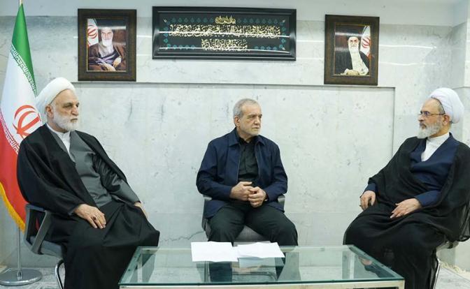 На фото: временный руководящий совет Ирана провел свое второе заседание в присутствии президента Ирана Масуда Пезешкиана, главы судебной власти Мохсена Эджеи и аятоллы Арафи