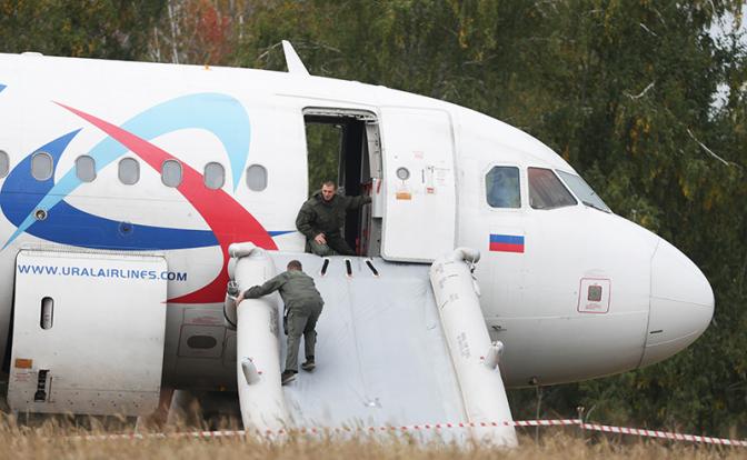 Пилот, спасший более 160 человек, остается без работы