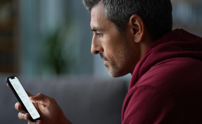 Эксперты раскрыли, как «антишпионские» экраны телефонов влияют на зрение