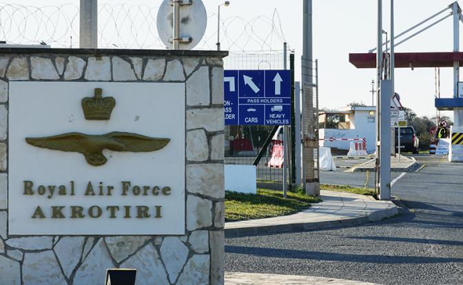 На фото: главный въезд на территорию военной базы Великобритании Акротири. База военно-воздушных сил Великобритании Акротири подверглась атаке беспилотников на фоне военной операции США и Израиля против Ирана.