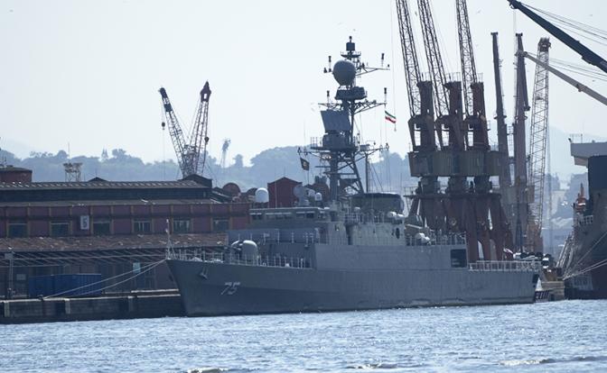 На фото: иранский фрегат IRIS Dena.