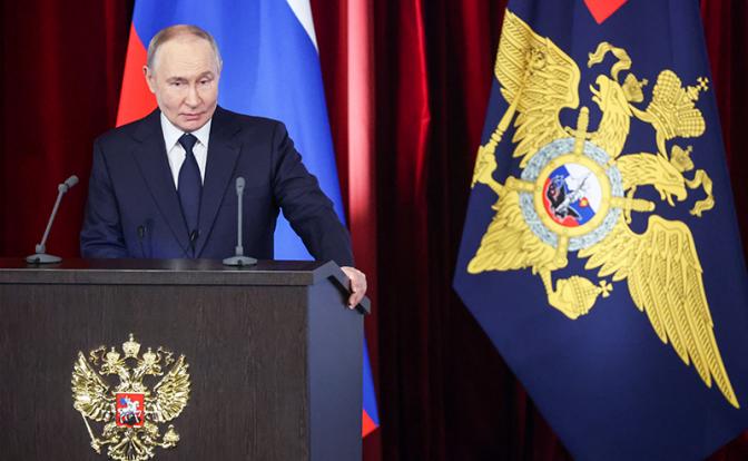 На фото: президент РФ Владимир Путин во время ежегодного расширенного заседания коллегии МВД России
