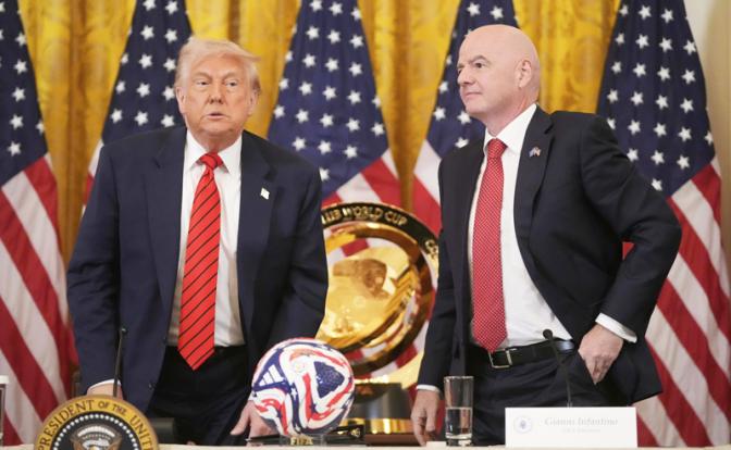 На фото: президент США Дональд Трамп и президент Международной федерации футбола (ФИФА) Джанни Инфантино (слева направо)