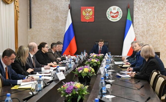 На фото: глава Хакасии Валентин Коновалов на совещании с руководителями муниципальных образований