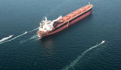 Ормузский пролив: 20 тысяч моряков из разных стран заблокированы на танкерах. Корабли  ВМС США близко подходить боятся