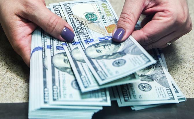 ЦБ продлил ограничения на снятие наличной валюты до сентября 2026 года