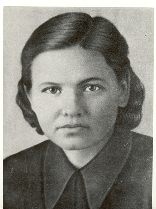 На фото: Е. Вологодская, радистка &laquo;майора Вихря&raquo;.