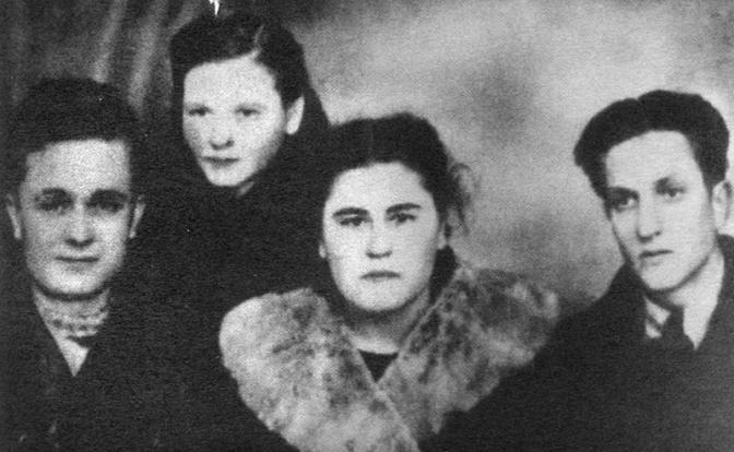 На фото: разведгруппа «Голос» после выхода из вражеского тыла. Слева направо: Е. Березняк, Е. Вологодская, А. Жукова, А. Шаповалов