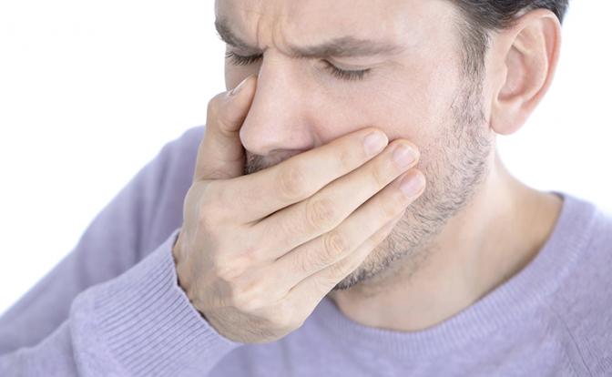 Выяснилась неочевидная причина утренней тошноты