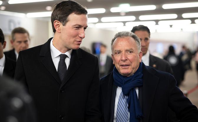 На фото: зять американского президента Дональда Трампа Джаред Кушнер и специальный посланник США на Ближнем Востоке Стив Уиткофф (слева направо)