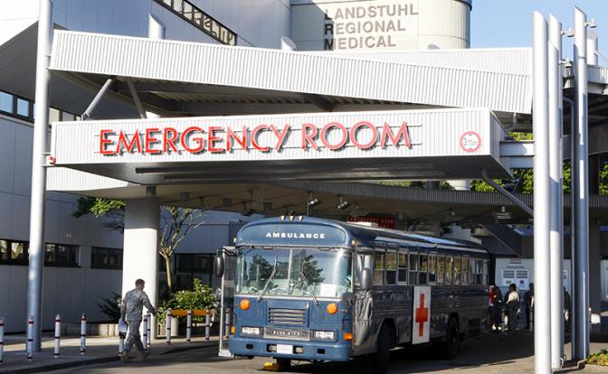 На фото: медицинский центр Ландштуль, находящийся близ авиабазы ВВС США в Рамштайне