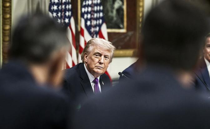 На фото: президент США Дональд Трамп (в центре)