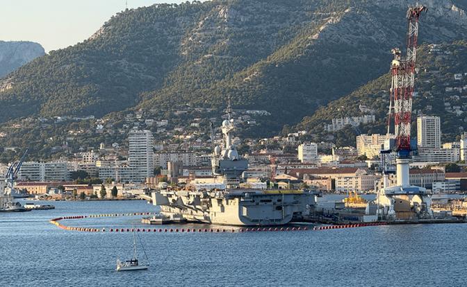 На фото: атомный авианосец "Шарль де Голль"