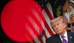 Ларри Джонсон: Трамп влип в плачевную ситуацию - и это вынудило его просить помощи у Путина