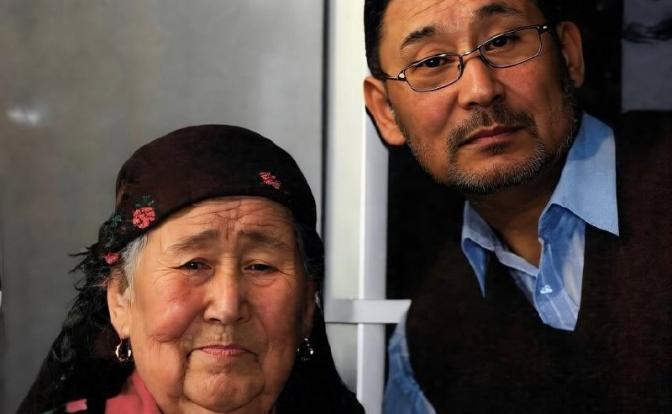 Глава Хакасии Коновалов передал столетней жительнице региона поздравление от Путина