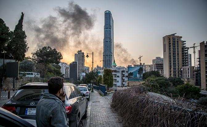 На фото: столб дыма от израильского авиаудара в Бейруте, Ливан.