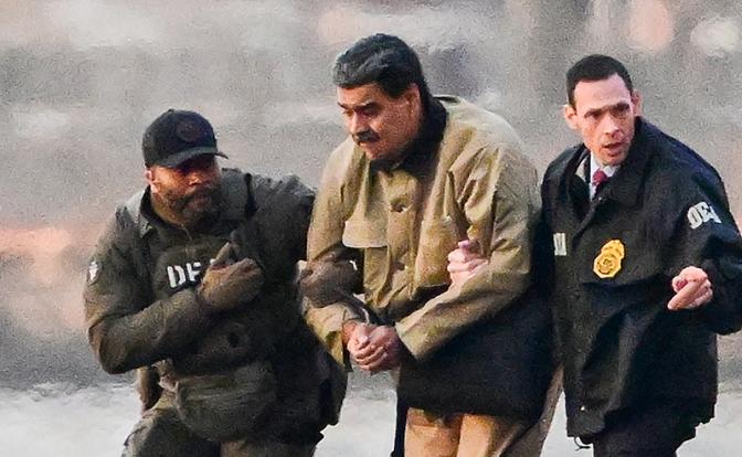 На фото: президент Венесуэлы Николас Мадуро (в центре)